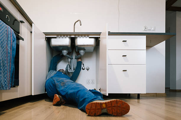 Professional Emergency Plumber technician working in Mc David, FL